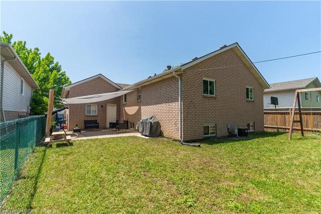 2828 Robillard Crescent, House detached with 2 bedrooms, 2 bathrooms and null parking in Windsor ON | Image 21