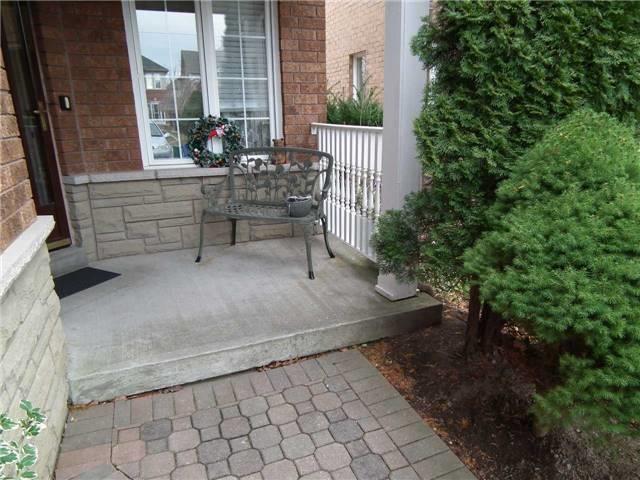 1674 Autumn Cres, House semidetached with 3 bedrooms, 3 bathrooms and 2 parking in Pickering ON | Image 2