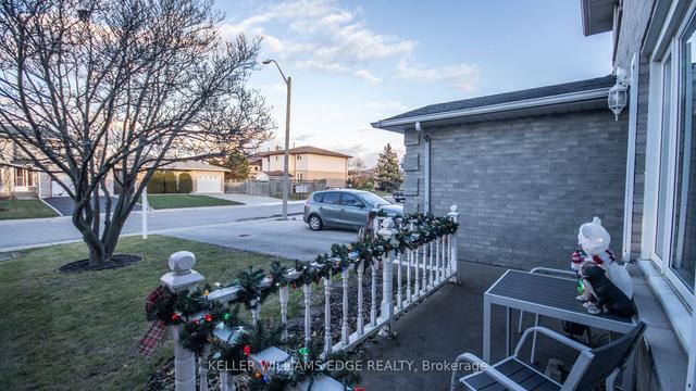 218 Parkwood Cres, House detached with 3 bedrooms, 3 bathrooms and 5 parking in Hamilton ON | Image 12