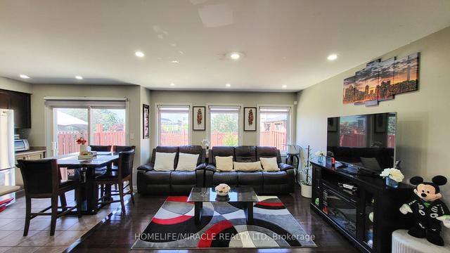 7 Abbott Cres, House attached with 3 bedrooms, 3 bathrooms and 4 parking in Cambridge ON | Image 3