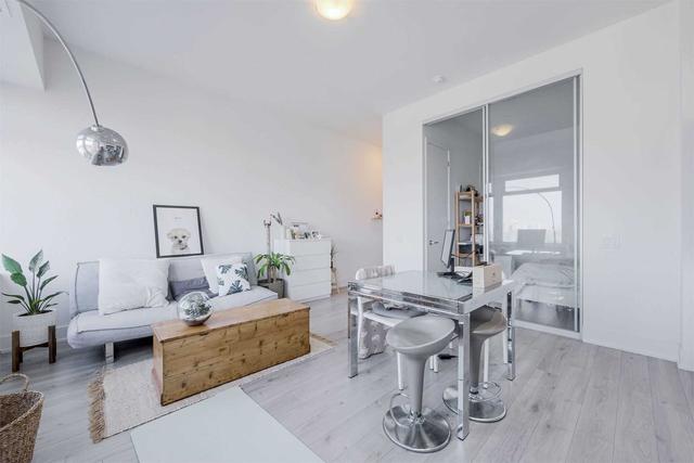 1602 - 111 St Clair Ave W, Condo with 1 bedrooms, 1 bathrooms and 0 parking in Toronto ON | Image 3