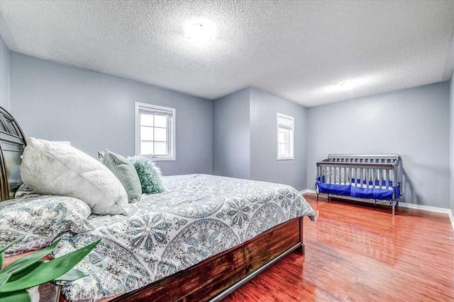19 Stirrup Crt, House attached with 3 bedrooms, 3 bathrooms and 3 parking in Brampton ON | Image 7