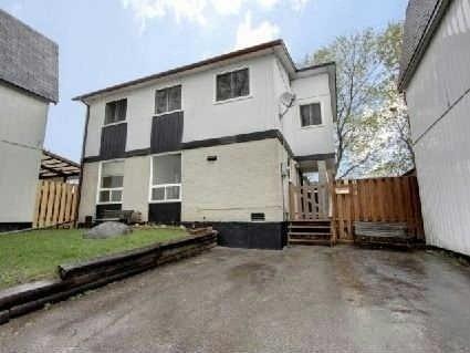 11 Horseshoe Crt, House detached with 4 bedrooms, 2 bathrooms and 2 parking in Brampton ON | Image 1