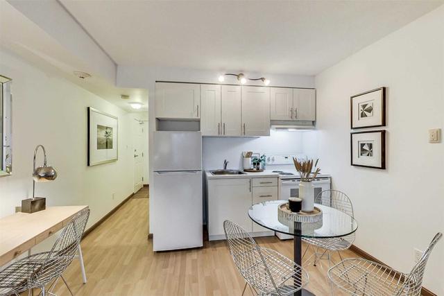 211 - 15 Maplewood Ave, Condo with 1 bedrooms, 1 bathrooms and 0 parking in Toronto ON | Image 3
