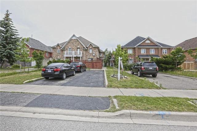 86 Pressed Brick Dr, House attached with 3 bedrooms, 3 bathrooms and 2 parking in Brampton ON | Image 1