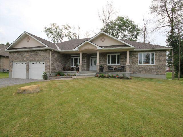 1817 Cedarlakes Way, House detached with 3 bedrooms, 3 bathrooms and 6 parking in Ottawa ON | Image 1