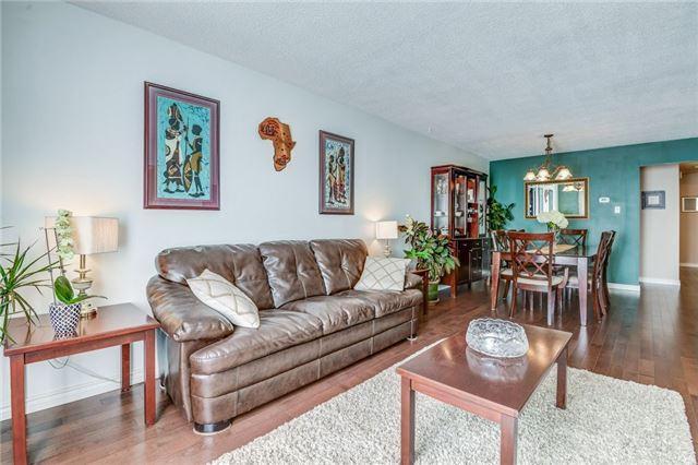 951 Chippenham Dr, House detached with 3 bedrooms, 2 bathrooms and 5 parking in Mississauga ON | Image 3