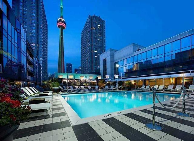 404 - 251 Queens Quay W, Condo with 2 bedrooms, 2 bathrooms and 1 parking in Toronto ON | Image 1