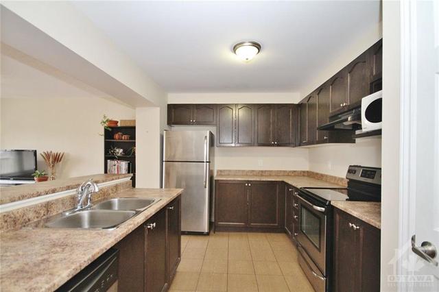 461 Meadowhawk Crescent, Townhouse with 2 bedrooms, 2 bathrooms and 3 parking in Ottawa ON | Image 5