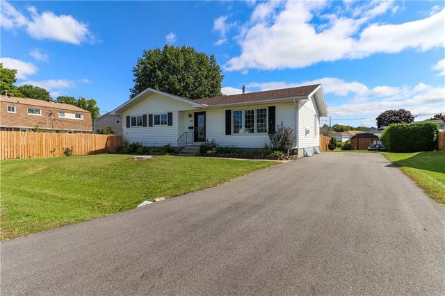 247 Centennial Drive, House detached with 3 bedrooms, 2 bathrooms and 4 parking in Renfrew ON | Card Image