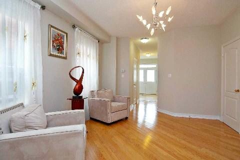 3633 Twinmaple Dr, House semidetached with 4 bedrooms, 4 bathrooms and 2 parking in Mississauga ON | Image 2