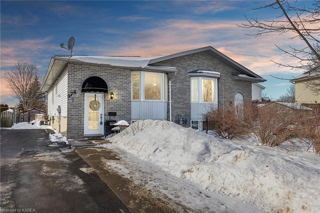 974 Uxbridge Crescent, House semidetached with 4 bedrooms, 2 bathrooms and 2 parking in Kingston ON | Image 1