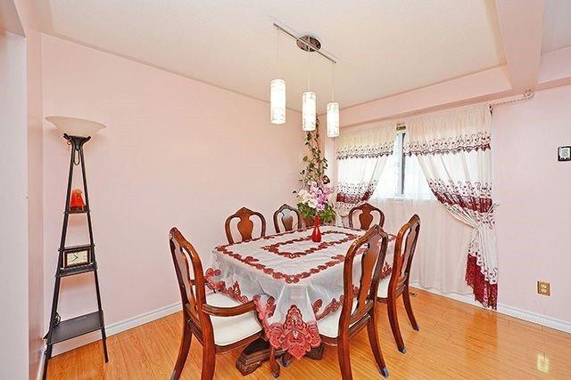 187 Fleetwood Cres, Townhouse with 3 bedrooms, 2 bathrooms and 1 parking in Brampton ON | Image 6