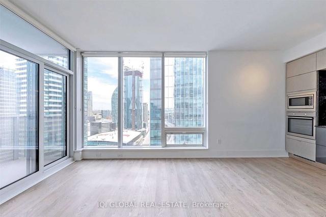 3003 - 10 York St, Condo with 2 bedrooms, 2 bathrooms and 1 parking in Toronto ON | Image 8