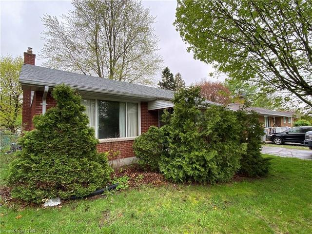 212 Burns Street, House detached with 2 bedrooms, 1 bathrooms and null parking in Strathroy Caradoc ON | Image 1