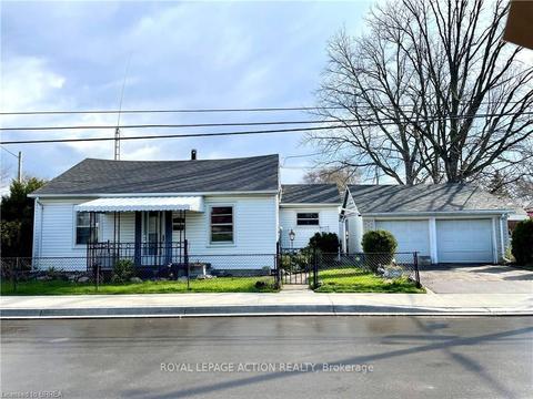 76 Division St, House detached with 2 bedrooms, 1 bathrooms and 4 parking in Brantford ON | Card Image