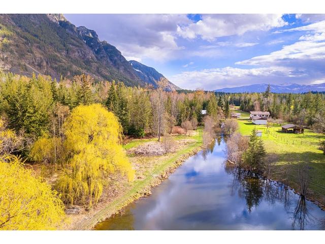 4856 32nd Street, House detached with 3 bedrooms, 2 bathrooms and 2 parking in Central Kootenay B BC | Image 24
