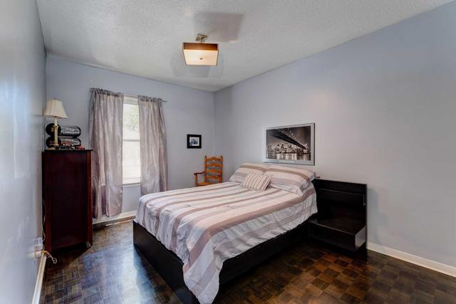 8 Massey St, House detached with 4 bedrooms, 2 bathrooms and 7 parking in Brampton ON | Image 6