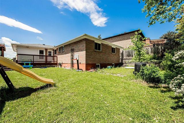 111 Carlson Dr, House detached with 3 bedrooms, 2 bathrooms and 4 parking in Newmarket ON | Image 3