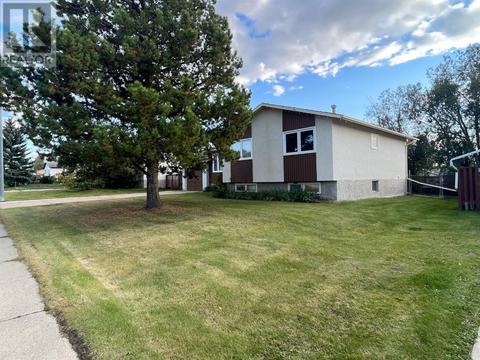607 7 Avenue, House detached with 3 bedrooms, 2 bathrooms and 2 parking in Fox Creek AB | Card Image