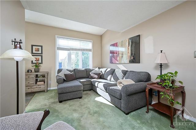 892 Paradise Crescent, Townhouse with 3 bedrooms, 2 bathrooms and 3 parking in Ottawa ON | Image 12