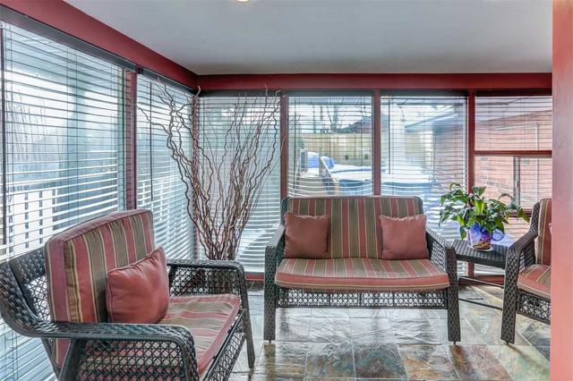 4 Medley Cres, House detached with 3 bedrooms, 2 bathrooms and 4 parking in Toronto ON | Image 6