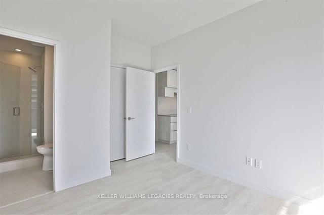 1611 - 8 Eglinton Ave E, Condo with 2 bedrooms, 2 bathrooms and 1 parking in Toronto ON | Image 3