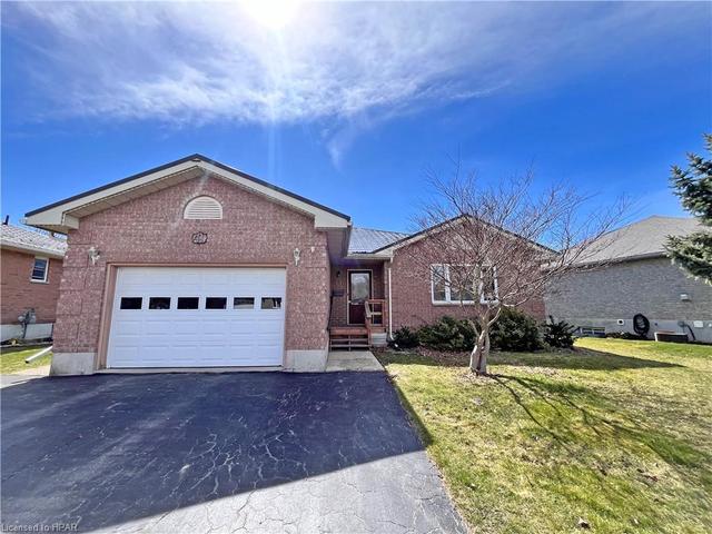 41 Balvina Drive W, House detached with 4 bedrooms, 2 bathrooms and 4 parking in Goderich ON | Image 12