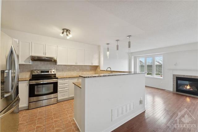 220 Macoun Circle, Townhouse with 3 bedrooms, 4 bathrooms and 3 parking in Ottawa ON | Image 6
