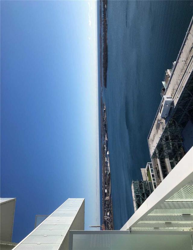 2604 - 15 Queens Quay E, Condo with 2 bedrooms, 1 bathrooms and 1 parking in Toronto ON | Image 2