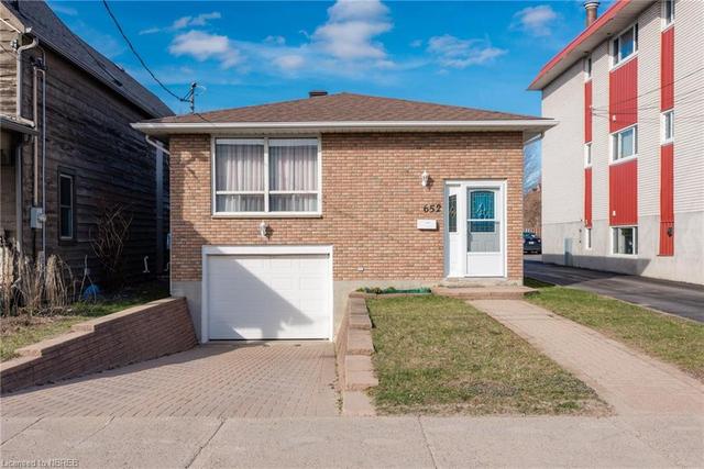 652 Main Street W, House detached with 4 bedrooms, 2 bathrooms and 2 parking in North Bay ON | Image 1