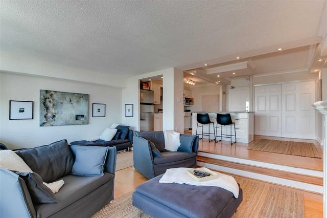 1807 - 260 Scarlett Rd, Condo with 1 bedrooms, 1 bathrooms and 1 parking in Toronto ON | Image 2