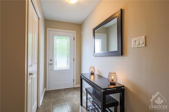 64 Songbird Private, Townhouse with 2 bedrooms, 2 bathrooms and 3 parking in Ottawa ON | Image 3