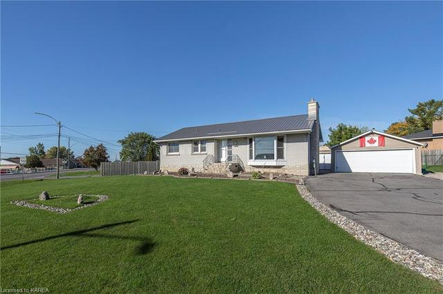 14 Manitou Crescent E, House detached with 5 bedrooms, 2 bathrooms and 4 parking in Loyalist ON | Image 2