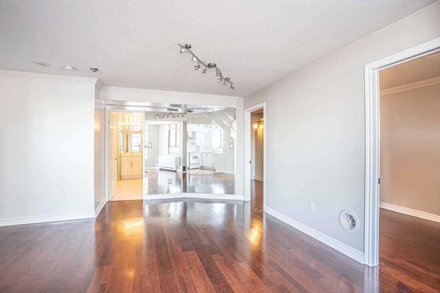 201 - 270 Queens Quay W, Condo with 2 bedrooms, 1 bathrooms and 1 parking in Toronto ON | Image 2