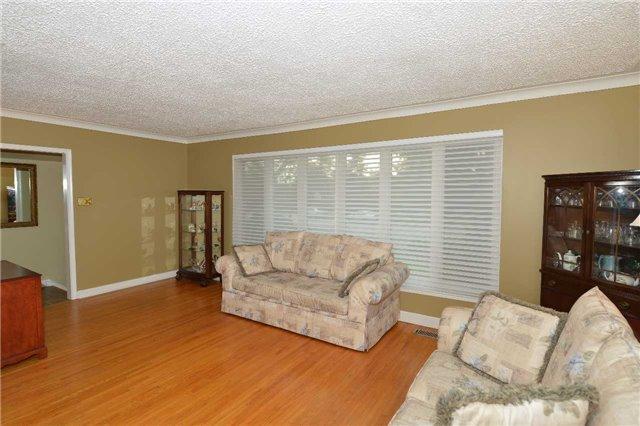 3 Puckeridge Cres, House detached with 3 bedrooms, 2 bathrooms and 2 parking in Toronto ON | Image 2