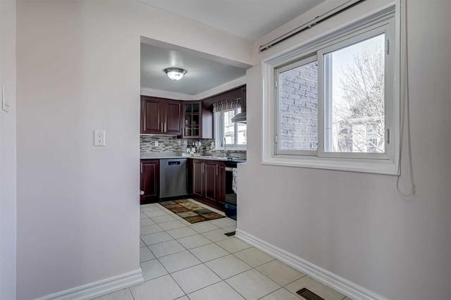 32 Rusty Crest Way, Townhouse with 3 bedrooms, 2 bathrooms and 2 parking in Toronto ON | Image 9