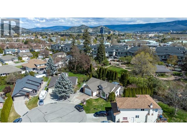2383 Ayrshire Court, House detached with 3 bedrooms, 3 bathrooms and 2 parking in Kelowna BC | Image 3