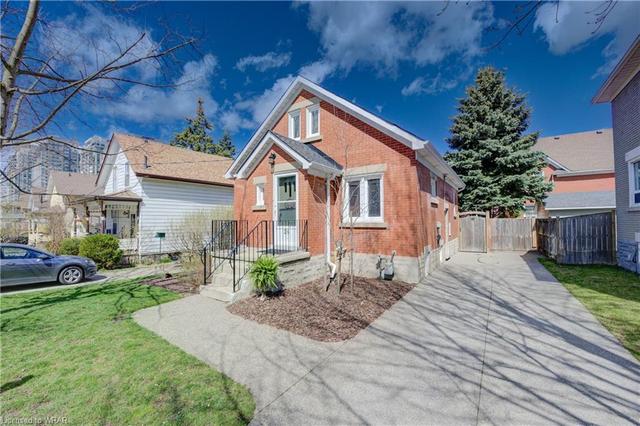 24 Avondale Avenue S, House detached with 3 bedrooms, 2 bathrooms and 3 parking in Waterloo ON | Image 1