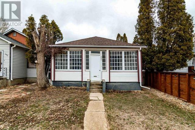 492 12 Street Se, House detached with 2 bedrooms, 1 bathrooms and 2 parking in Medicine Hat AB | Image 3