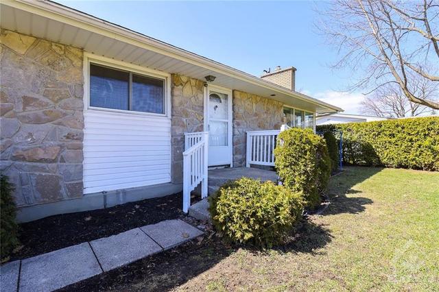 28 Ridgefield Crescent, House detached with 3 bedrooms, 3 bathrooms and 3 parking in Ottawa ON | Image 3