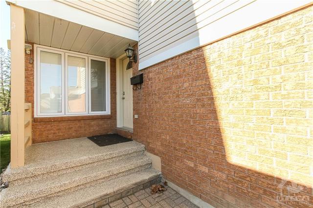 6528 Tooney Drive, House detached with 3 bedrooms, 3 bathrooms and 2 parking in Ottawa ON | Image 3