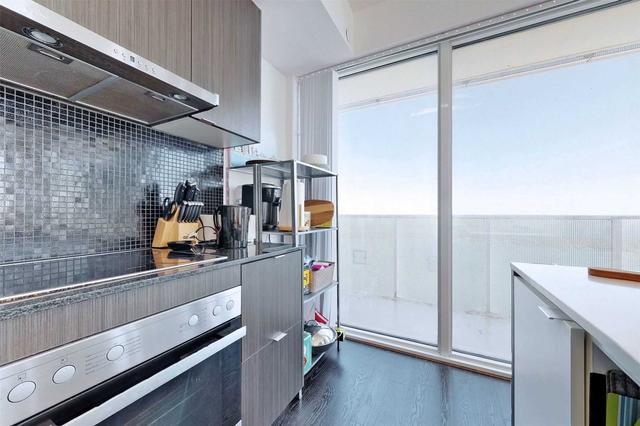 6710 - 88 Harbour St, Condo with 3 bedrooms, 2 bathrooms and 0 parking in Toronto ON | Image 9