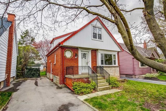 136 Auburn Ave, House detached with 2 bedrooms, 1 bathrooms and 2 parking in Hamilton ON | Image 1