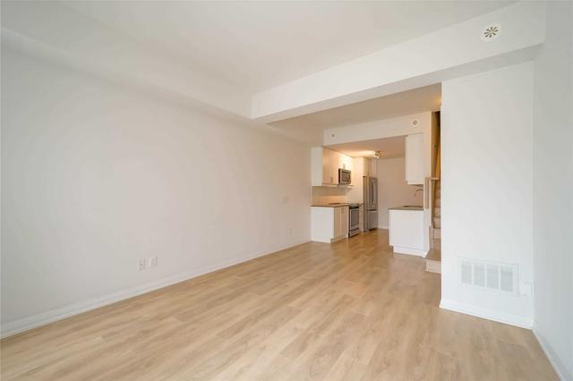 th17 - 1030 Portage Pkwy, Condo with 3 bedrooms, 2 bathrooms and 1 parking in Vaughan ON | Image 5