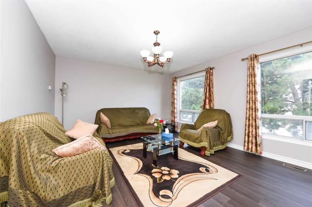 24 Franklin Crt, Townhouse with 3 bedrooms, 2 bathrooms and 2 parking in Brampton ON | Image 2
