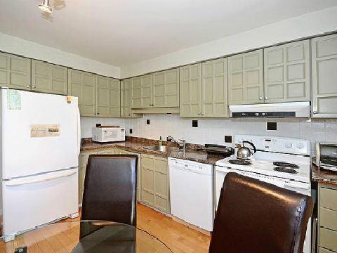 399 Woburn Ave, Townhouse with 3 bedrooms, 3 bathrooms and 2 parking in Toronto ON | Image 4