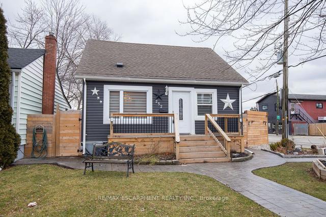 252 Walter Ave N, House detached with 2 bedrooms, 3 bathrooms and 0 parking in Hamilton ON | Image 1
