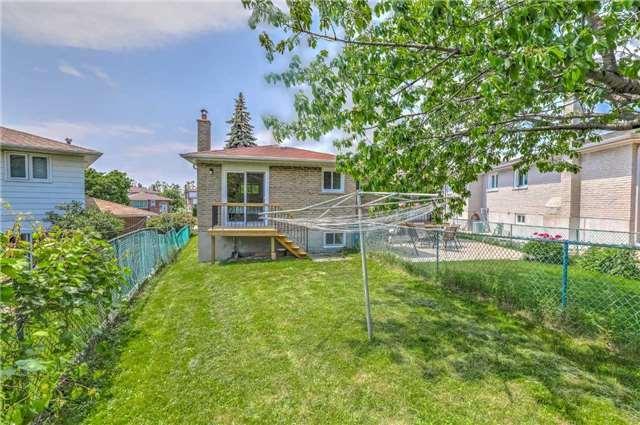 246 Shawnee Circ, House semidetached with 3 bedrooms, 3 bathrooms and 2 parking in Toronto ON | Image 17