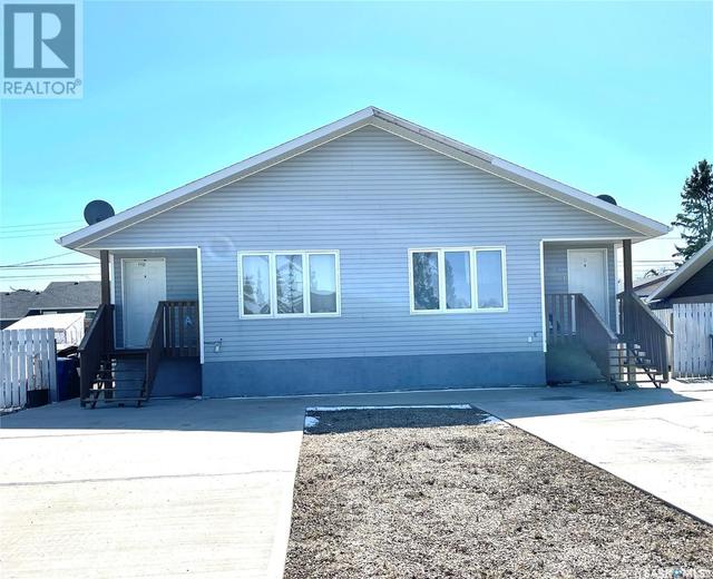 321 A/B 29th Street, House detached with 4 bedrooms, 2 bathrooms and null parking in Battleford SK | Image 1